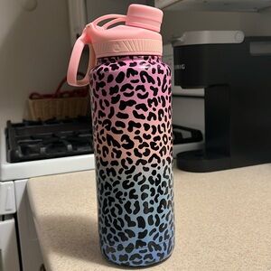 40 oz insulated water bottle. Cheetah print multi color